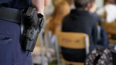 Policjanci w szkole w Kołodziejewie. Od odblasków po zasadę 4U